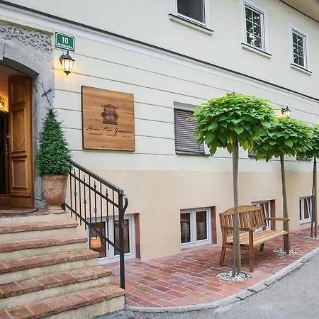 Hisa Pod Gradom * Ljubljana